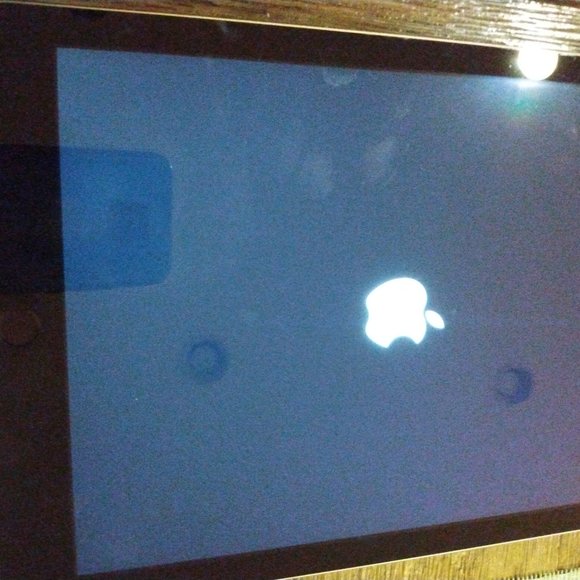 Ipad 5th generation - Picture 2 of 4